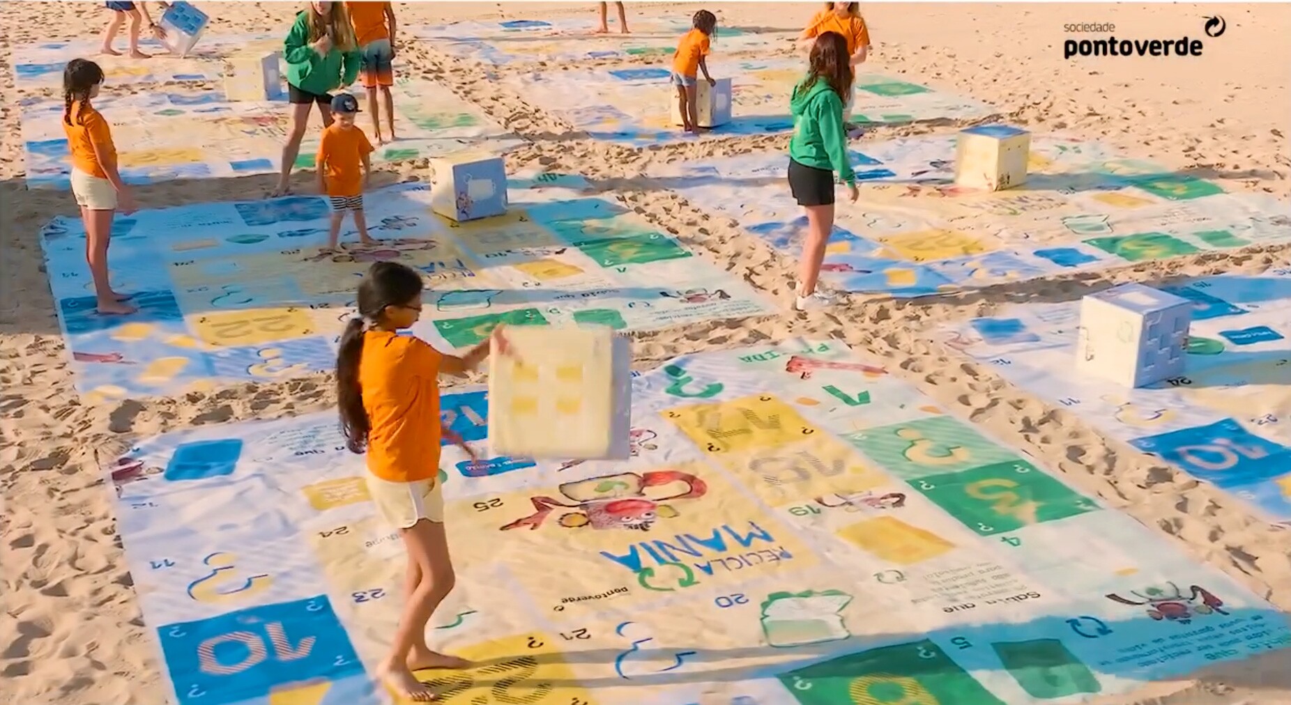 Jogo de tabuleiro gigante sobre reciclagem na praia do Bom Sucesso