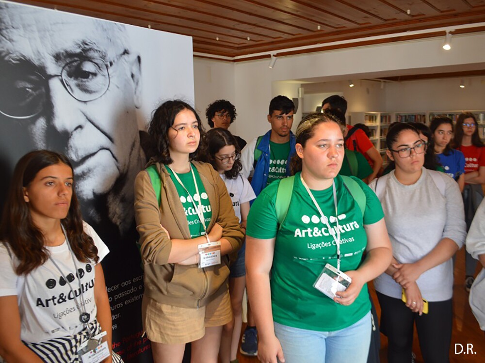 Jovens participantes na Academia Art&Cultura visitam Óbidos