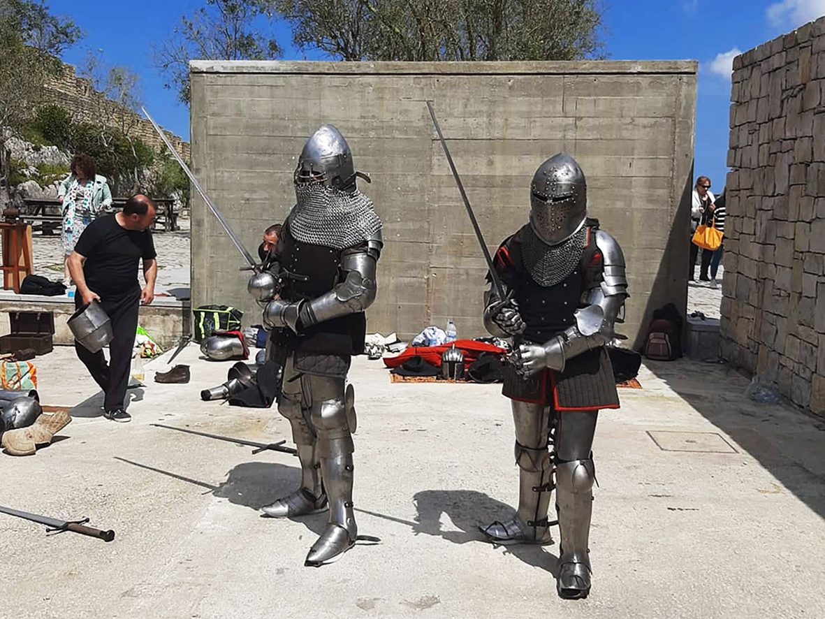 Atletas treinam combate medieval em Óbidos